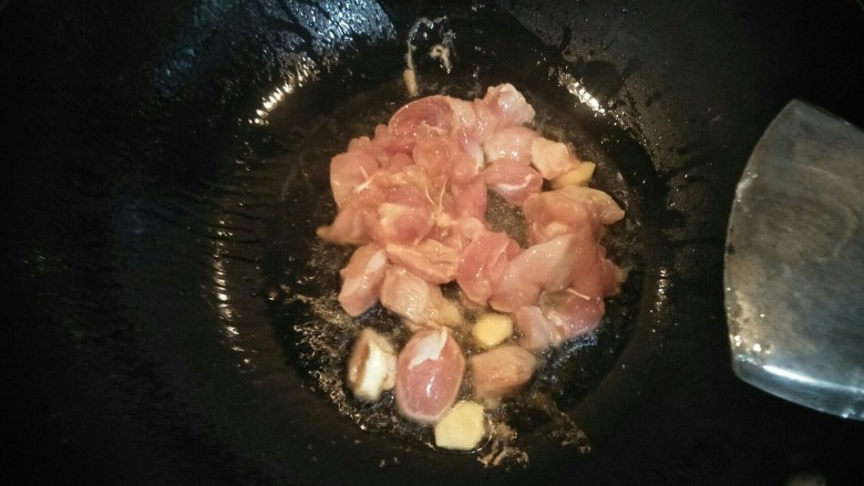 香菇滑鸡块,热锅放油，放入腌制好的鸡腿肉爆抄一会