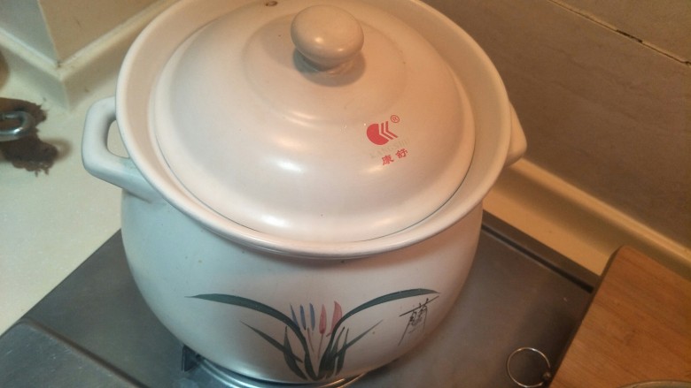 煲一锅好汤—砂锅排骨萝卜汤🍲,加盖小火炖三个半小时。