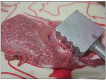 酸甜咕咾肉,将豬肉多余的筋切除，用肉搥或菜刀背拍松，两面都要拍。再将豬肉切成块状