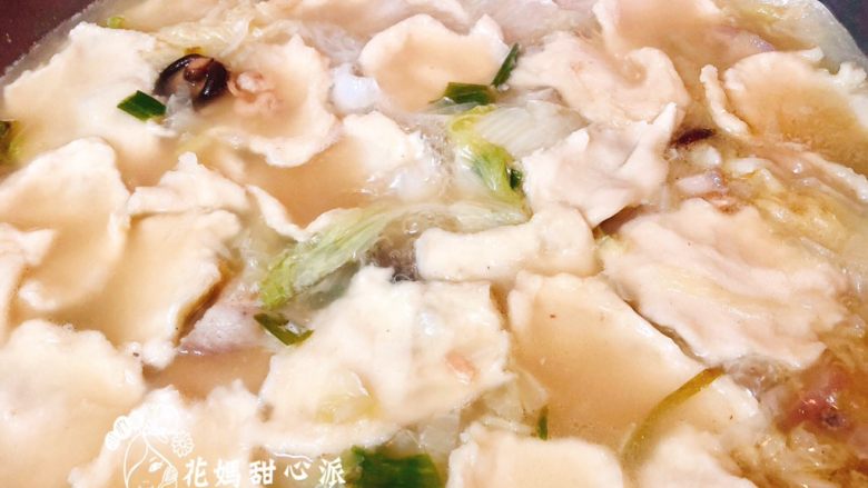 台式麵疙瘩,每片麵疙瘩煮至浮起表示已熟透
加入鹽巴及白糊椒粉調味