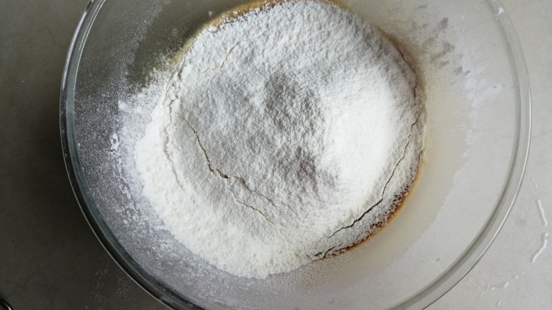 红糖马拉糕,把面粉倒入，划Z字拌至不见干粉