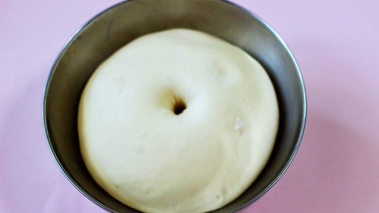 奶香四溢的紫薯小餐包,面团发至2-2.5倍大，用手指沾面团不回缩即可。