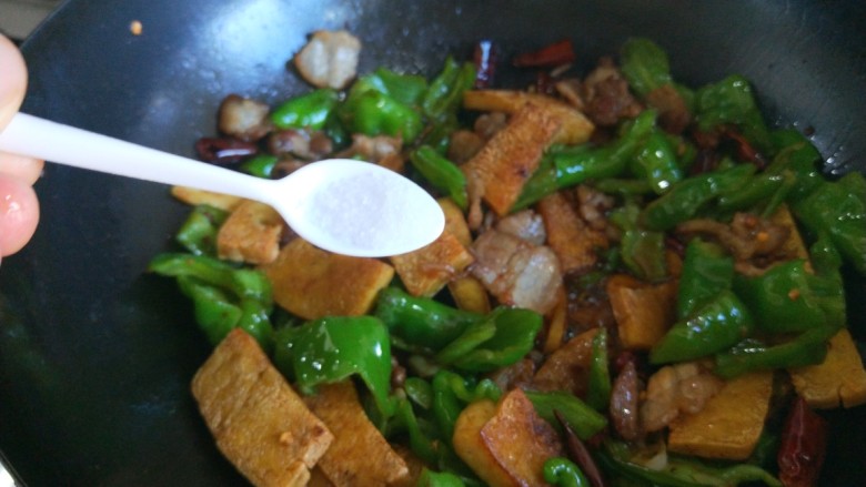 北京特色菜 红烧冻豆腐,加入适量盐。