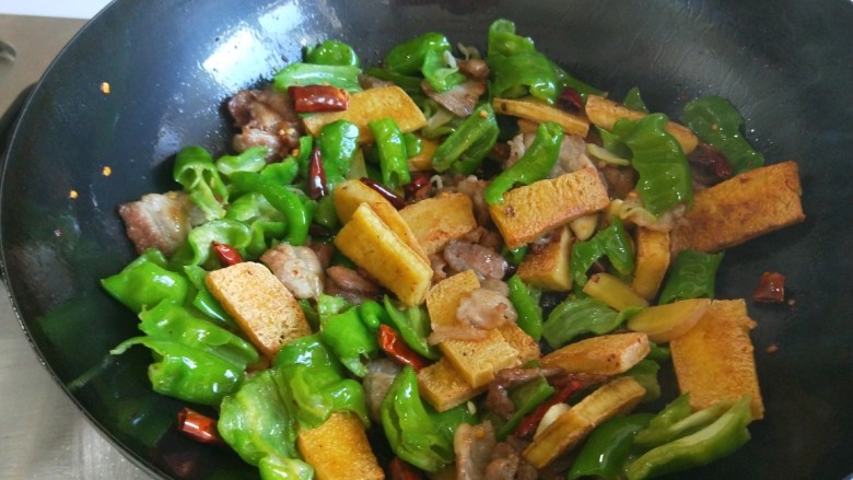 北京特色菜 红烧冻豆腐,翻炒均匀。