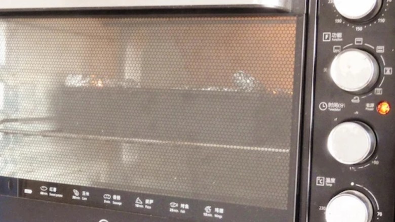 不干燥，多汁的烤排骨 ,烤箱提前预热，放入烤箱，220度，烤制60分钟。
