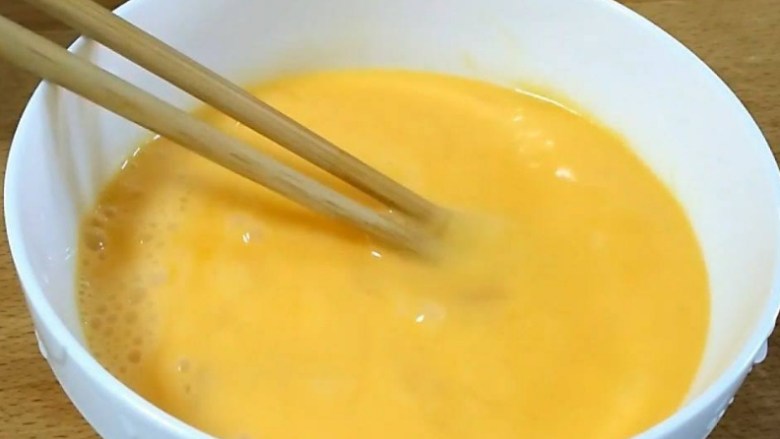 不一样的西红柿炒鸡蛋 ,碗中打入4个母<a style='color:red;display:inline-block;' href='/shicai/ 9'>鸡蛋</a>，用筷子搅散备用。