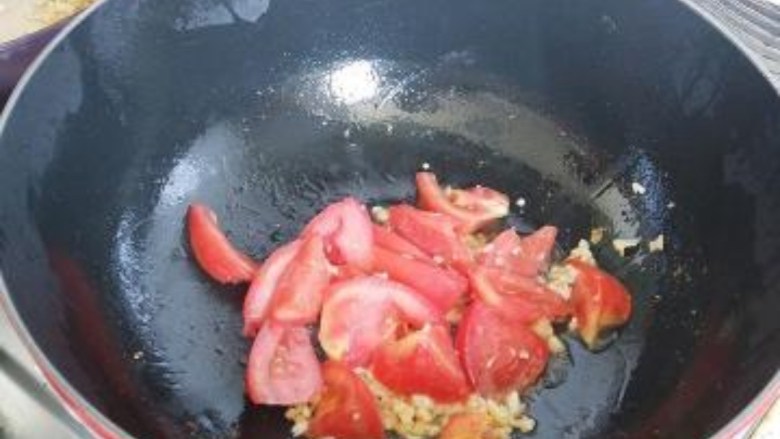 不一样的西红柿炒鸡蛋 ,锅内倒入适量油，烧热，放入切好的葱末爆香，放入切好的西红柿，放入适量盐，快速翻炒西红柿出大量汤汁。