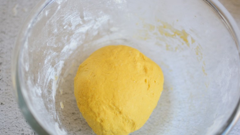 烤南瓜千层饼,揉成面团，包保鲜膜，发酵到二倍大