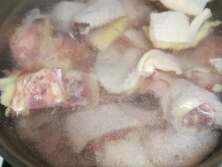 菜谱#贞芪炖母鸡#[创建于23/元~2019],超锅注水，倒入浸泡后的母鸡块'，中火烧开。