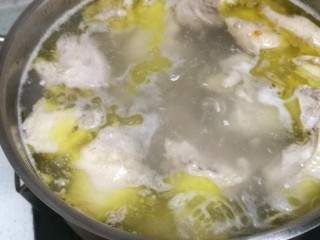 菜谱#贞芪炖母鸡#[创建于23/元~2019],撇去浮沫的鸡汤。
