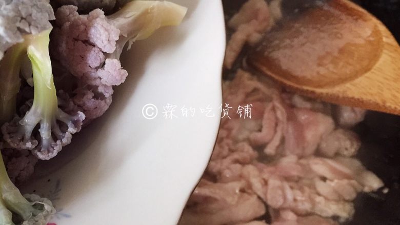 家常小炒 紫花菜炒五花肉,到肉片8分熟时，把汆烫过的花菜倒入