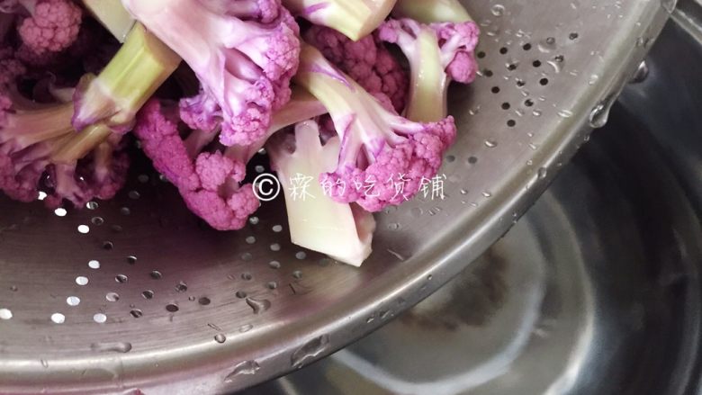 家常小炒 紫花菜炒五花肉,花菜凉水下锅