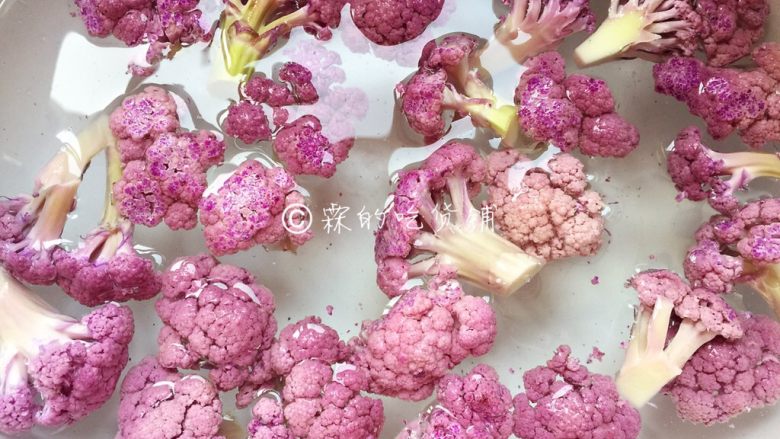 家常小炒 紫花菜炒五花肉,生的时候颜色很漂亮，煮熟就要差很多