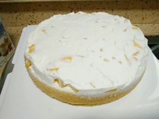 麋鹿奶油蛋糕,再涂一点奶油把芒果遮住，用抹刀抹平