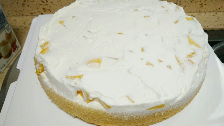 麋鹿奶油蛋糕,再涂一点奶油把芒果遮住，用抹刀抹平