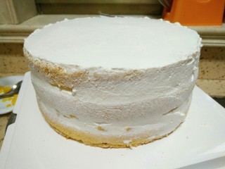 麋鹿奶油蛋糕,用剩余的奶油把蛋糕体表面涂抹一遍，这样蛋糕屑就不会掉下来