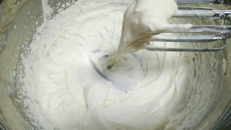 麋鹿奶油蛋糕,取抹面淡奶油加入15克糖，打至奶油不流淌，要比夹心软一点，如图所示