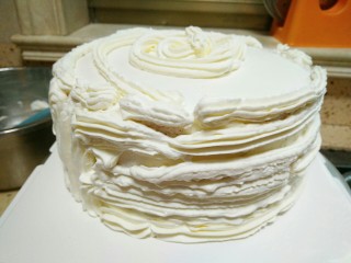 麋鹿奶油蛋糕,用裱花袋在蛋糕体表面摸一圈，这样会抹得均匀