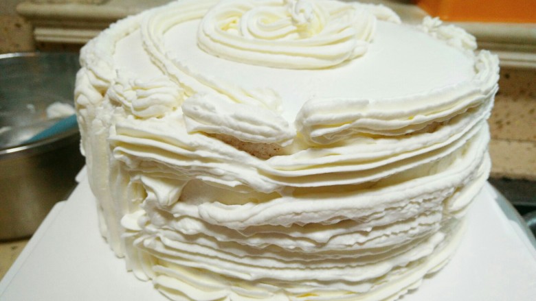 麋鹿奶油蛋糕,用裱花袋在蛋糕体表面摸一圈，这样会抹得均匀