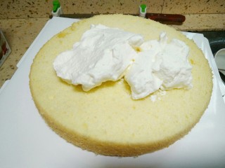 麋鹿奶油蛋糕,取一片蛋糕片，涂一点奶油