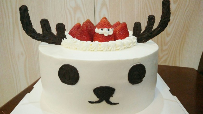 麋鹿奶油蛋糕,最后就是组装了在蛋糕中间用七个草莓摆一圈，再把麋鹿的配件摆好
如果不是马上吃要放冰箱冷藏