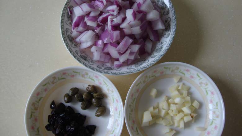西西里肉丸意面,黑橄榄、洋葱和蒜切碎