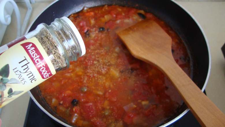 西西里肉丸意面, 加盐、少量糖、胡椒粉、欧芹、香草、水适量煮成酱汁