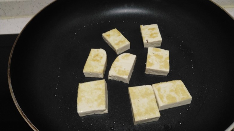 豆腐炖猪血蘑菇,煎至两面金黄。