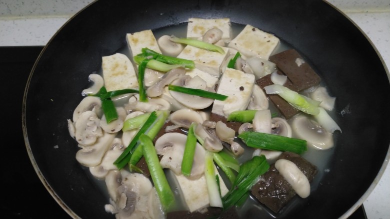 豆腐炖猪血蘑菇,加入盐关火。
