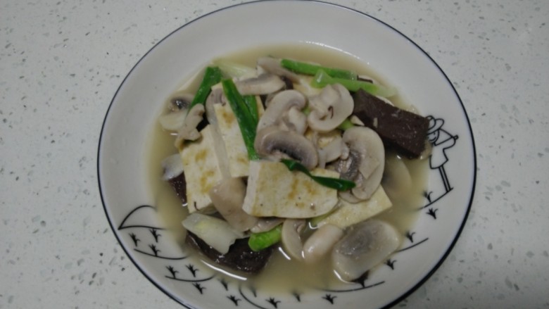 豆腐炖猪血蘑菇,铛铛挡~开吃了。