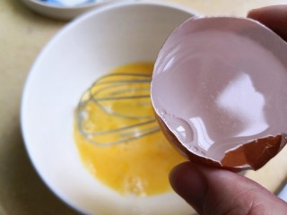 海参蒸蛋羹,鸡蛋打散在碗里，放入三蛋壳的清水，