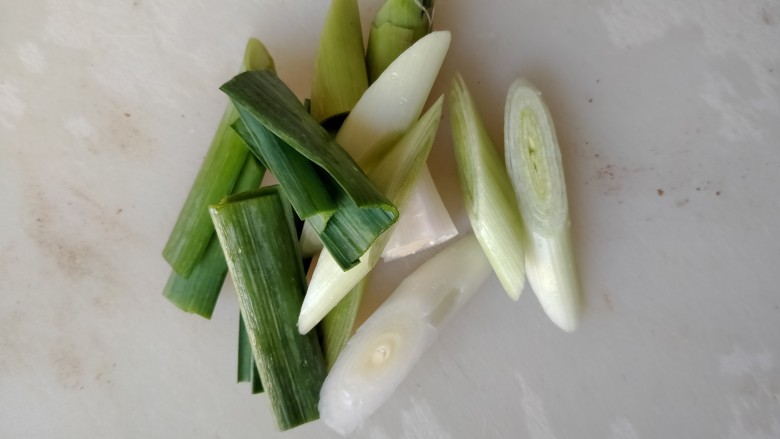 滑炒猪肝,大蒜叶白部分斜切，绿叶直切就行。