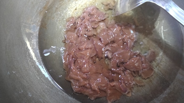 滑炒猪肝,低温油放入浆好的猪肝。