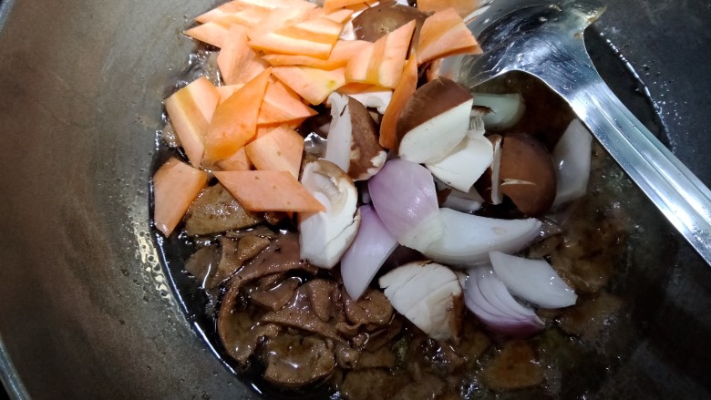 滑炒猪肝,猪肝半白以后放入香菇，洋葱，胡萝卜。过油。