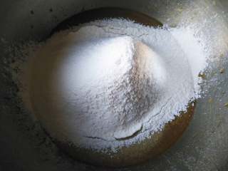红枣红糖酸奶司康,筛入低筋粉和泡打粉