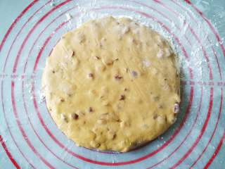 红枣红糖酸奶司康,擀成1.5厘米厚的圆饼