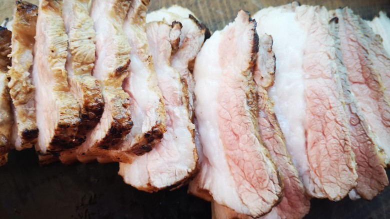 滇味~千张肉,将炸过的五花肉放凉后切成稍厚的的肉片