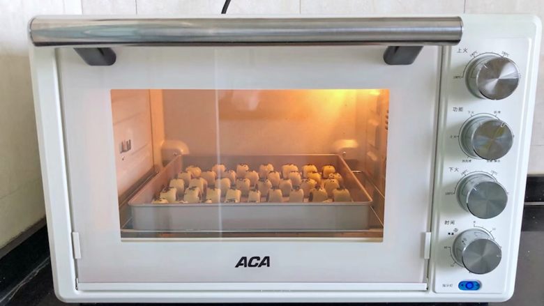 红豆沙小小酥,13、烤箱预热至150度上下火，放入烤盘烘烤20分钟后取出即可。
