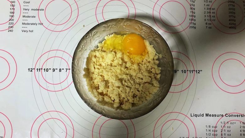 红豆沙小小酥,3、倒入全蛋液。