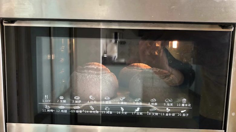 黑加仑黑米软欧包,17、烤箱150度上下火预热好，放入烤盘烘烤28分钟后取出即可。