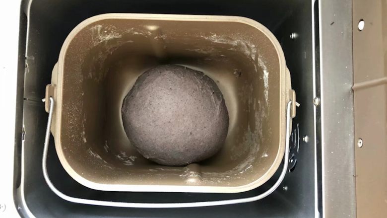 黑加仑黑米软欧包,6、整一下形直接在面包桶内启动面包机的发酵功能进行发酵。