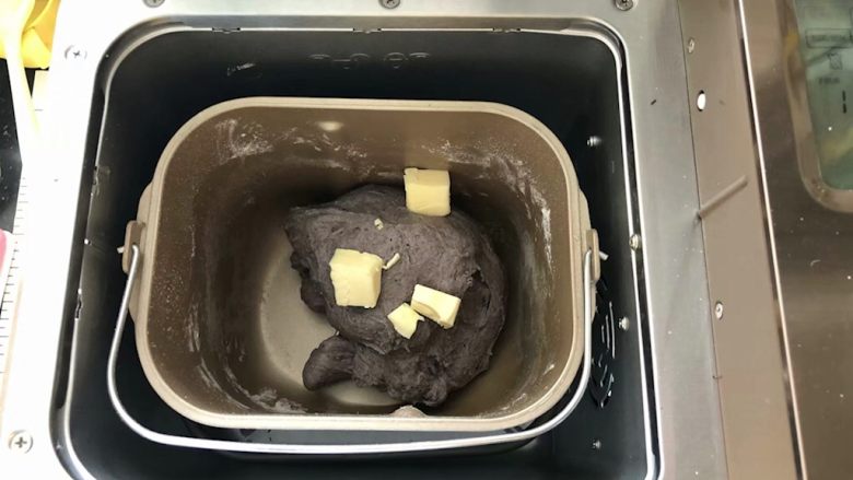 黑加仑黑米软欧包,4、待面粉基本上揉成面团放入黄油继续和面功能。