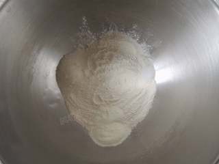 芝麻葱花面包,搅拌桶中放入200g高筋面粉、15g细砂糖、3g盐、10g奶粉。