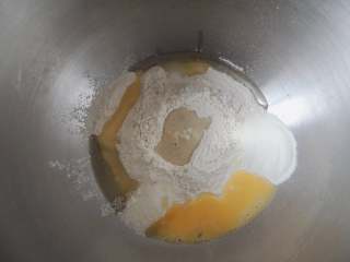 芝麻葱花面包,3g酵母粉用少许清水化开，倒入面粉中，然后加入20g蛋液、15g色拉油。