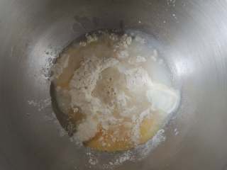 芝麻葱花面包,然后倒入100ml清水。水的量要根据面粉的吸湿性来调整，先预留出15g左右不放，最后根据面团的状态来决定是否添加。
