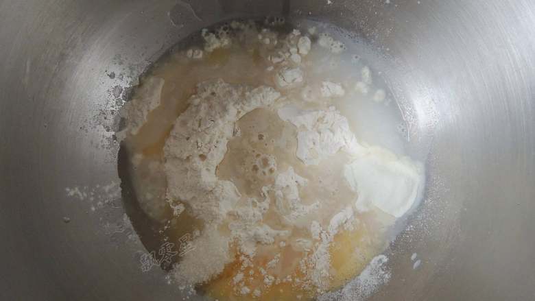 芝麻葱花面包,然后倒入100ml清水。水的量要根据面粉的吸湿性来调整，先预留出15g左右不放，最后根据面团的状态来决定是否添加。
