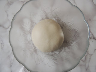 芝麻葱花面包,将面团重新揉圆，表面要光滑，然后放入合适的容器中。