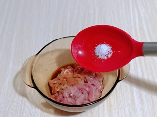 老北京肉丝炸酱面,将肉丝放入器具中，加入盐。