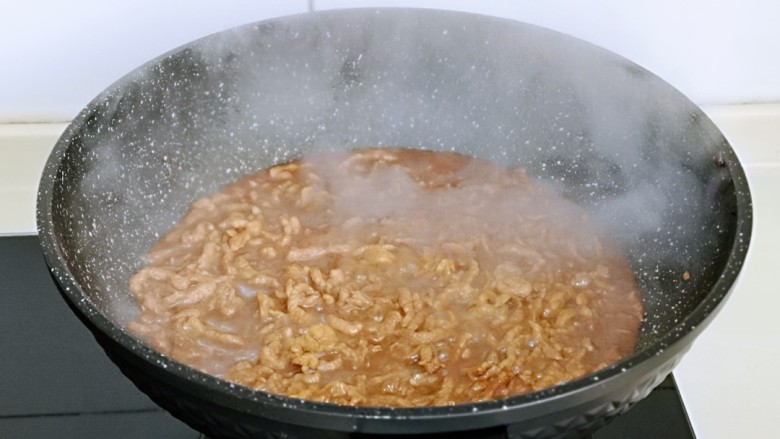 老北京肉丝炸酱面,再加入半小碗纯净水，大火烧开快速翻炒，无需收汤，将肉丝炒熟即可关火出锅。