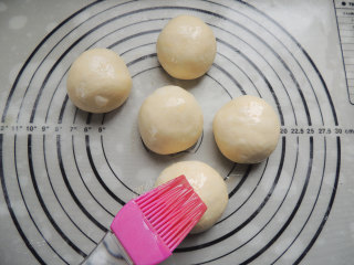芝麻葱花面包,面团松弛好以后，用刷子在表面刷一层薄薄的全蛋液。